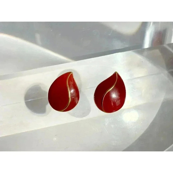 Vintage Gold Toned & Wine Red Enamel Teardrop / Flame Shaped Stud Earrings - Picture 3 of 5
